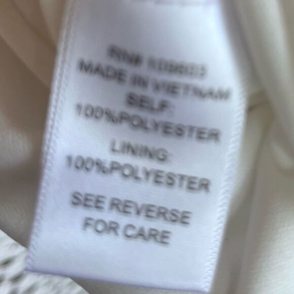 Rabbit Rabbit Rabbit White Crochet Overlay
Bell Sleeve Wedding Season Dress 12 - Picture 10 of 10